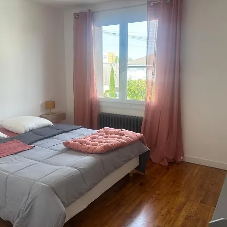 בית נופש Maison Avec Jardin Bourg בוגונה
