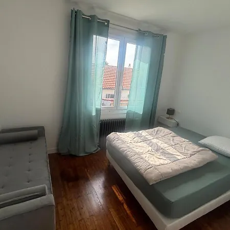 בית נופש Maison Avec Jardin Bourg בוגונה